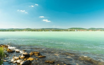 Melegszik a Balaton, csökken a vízszint