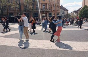 Flashmob a tánc világnapján – alkalmi színpaddá vált Kaposvár főtere