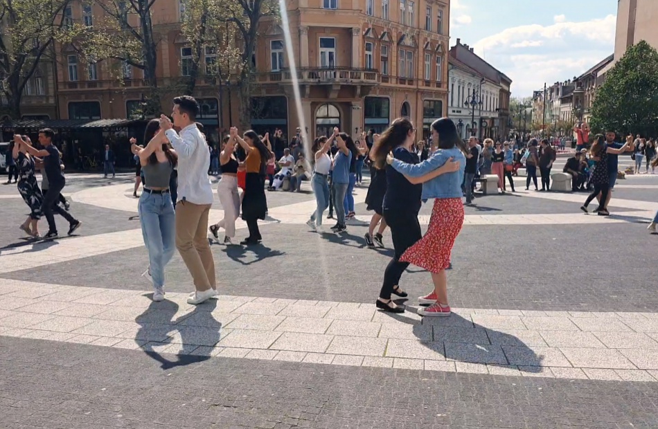 Flashmob a tánc világnapján – alkalmi színpaddá vált Kaposvár főtere