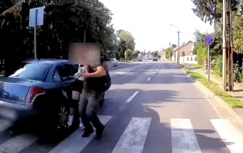 Videón, ahogy majdnem elütnek egy görkorcsolyás lányt Kaposváron