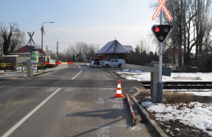 Nem látott ki a jeges szélvédőn, letörte a sorompót, majd továbbhajtott