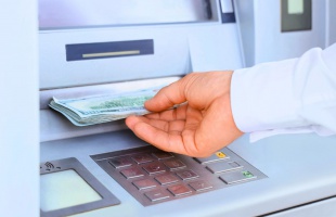 Hiába a rekord ATM-szám, visszaszorulóban a készpénzfelvétel Magyarországon