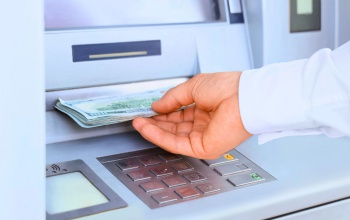 Hiába a rekord ATM-szám, visszaszorulóban a készpénzfelvétel Magyarországon
