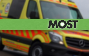 Szalagkorlátnak ütközött egy kisbusz az M7-esen, egy utas a helyszínen meghalt
