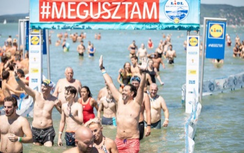 Tíz nap múlva startol a Balaton-átúszás