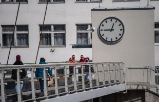 Vasárnap hajnalban kell átállítani az órákat