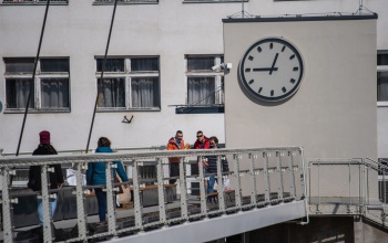 Vasárnap hajnalban kell átállítani az órákat