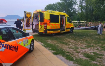 Telefonnal videózták a bámészkodók, ahogy a mentők újraélesztenek egy férfit Balatonmáriafürdőn
