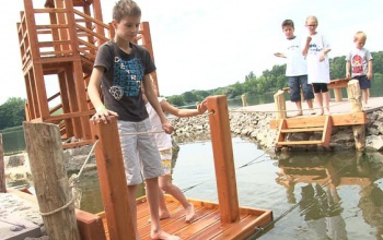 Tutaj és kézikomp a desedai vízi játszótéren