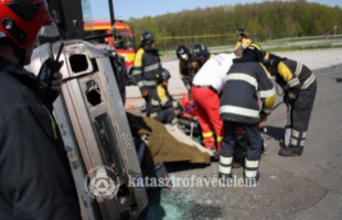 Gerincsérült és veszélyes anyagtól bódult sofőr mentése a 61-esen