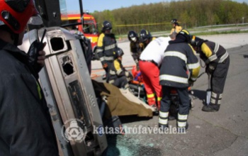 Gerincsérült és veszélyes anyagtól bódult sofőr mentése a 61-esen