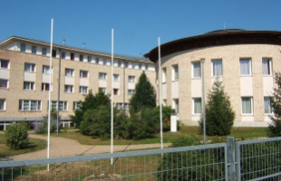 Szobrot kap az iskolaépítő