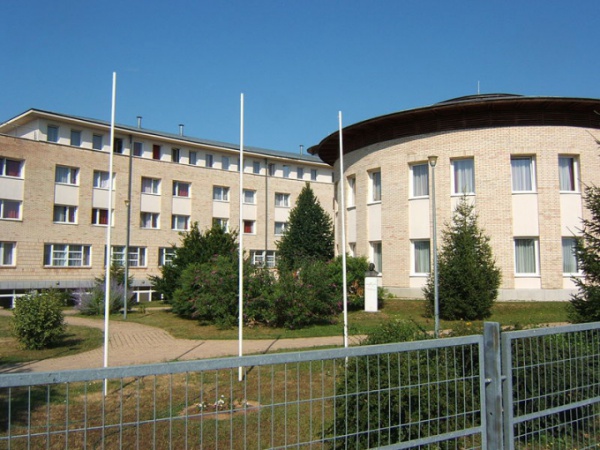 Szobrot kap az iskolaépítő