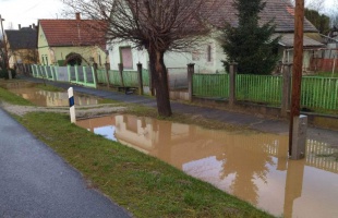 Annyi eső esett, hogy felteltek a vízelvezetők Bolhón