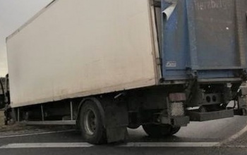 Dobozos kamion csúszott árokba Kaposfüreden a körforgalomnál
