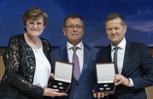 Emlékérmét bocsátott ki a Magyar Nemzeti Bank Karikó Katalin és Krausz Ferenc tiszteletére