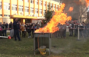 Olaj lángolt a lábasban a tűzoltóság udvarán