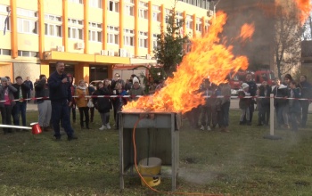 Olaj lángolt a lábasban a tűzoltóság udvarán