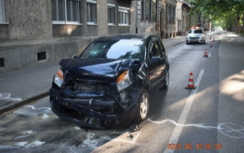 Piásan ment bele hátulról egy autós az előtte álló kocsiba a Somssich Pál utcában