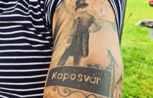 “Szeretem az otthonom” – egy kaposvári férfi a város nevezetességeit varratta magára