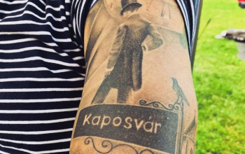 “Szeretem az otthonom” – egy kaposvári férfi a város nevezetességeit varratta magára