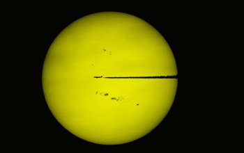 Látványos napfoltfüzér és repülő a Zselici Csillagpark fotóján