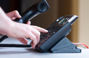 Telefonos csalásra figyelmeztet a Nemzeti Népegészségügyi és Gyógyszerészeti Központ