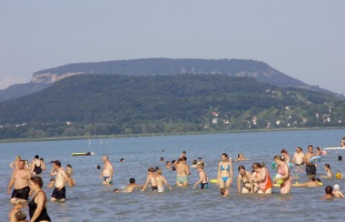 Idén is nyugodtan pancsolhatunk a Balatonban