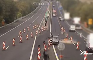 Forgalommal szemben robogott kocsijával a 87 éves sofőr az M7-es somogyi szakaszán - VIDEÓ