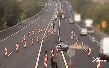 Forgalommal szemben robogott kocsijával a 87 éves sofőr az M7-es somogyi szakaszán - VIDEÓ