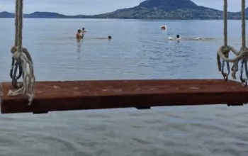 Nem ellopták, „csak” leszerelték a Balaton első panoráma-hintáját