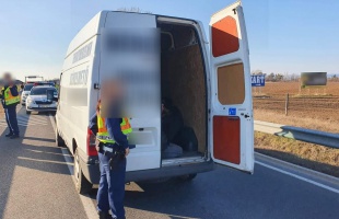Furgon rakteréből kerültek elő az illegális bevándorlók az M7-esen