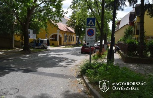 Csak a járművekre figyelt, ezért nem vette észre a gyalogost