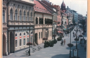 Kávéházunk Vaszary, utcánk meg sétáló (Kaposvár 1987-ben)