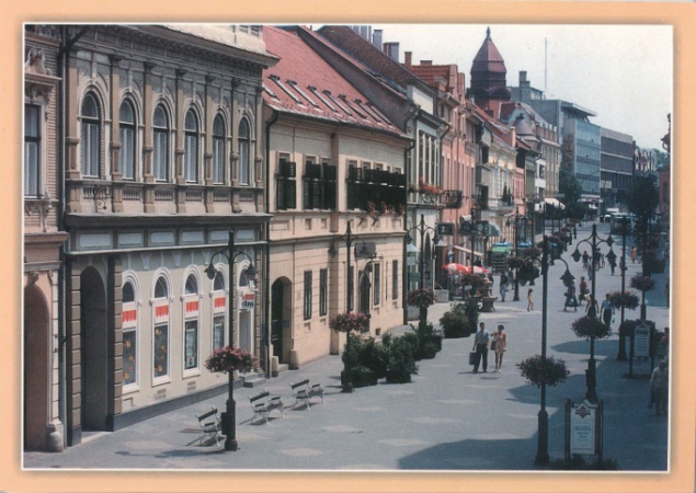 Kávéházunk Vaszary, utcánk meg sétáló (Kaposvár 1987-ben)