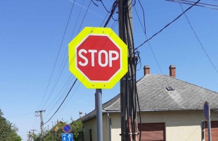 Új STOP táblák segítik a biztonságos közlekedést