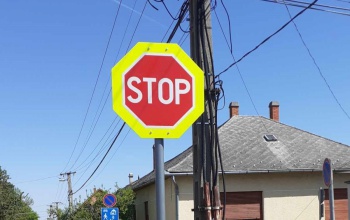 Új STOP táblák segítik a biztonságos közlekedést