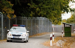 Közel 800 bevándorlót fogtak a magyar határon a hétvégén