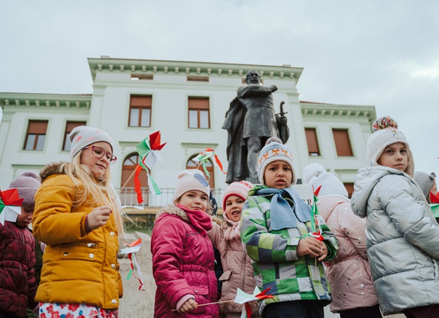 Papírzászlók és kokárdák díszítik Kossuth és Petőfi szobrát - fotók