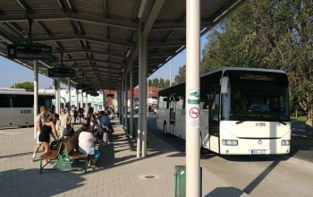Kényelmes és komfortos az ideiglenes autóbusz-állomás