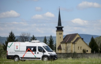 Mozgásukban akadályozott ügyfeleiknek is segítenek a kormányablakbuszok