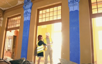 Lebontják az oszlopokat a Csiky előcsarnokában. De miért?