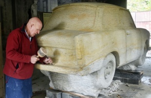 Trabant homokkőből, a falleomlás évfordulójára