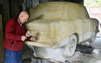 Trabant homokkőből, a falleomlás évfordulójára