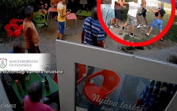 A kocsma előtt, ittas állapotban verekedett a vendégekkel egy fiatal férfi - VIDEÓ