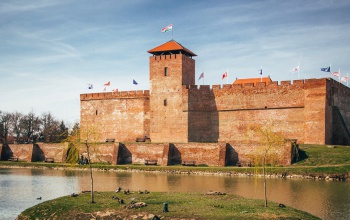 Délutáni sziesztát és késő éjjeli nyitvatartást vezetnek be egy magyar városban