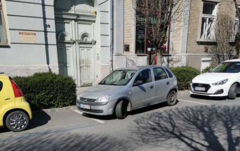 Fittyet hánynak a sofőrök a szabályokra - órákra a kapubejárók előtt hagyják az autóikat a Dózsa György utcában