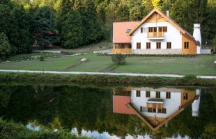 Megnyitotta kapuit a felújított Alirét vadászház