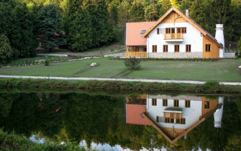 Megnyitotta kapuit a felújított Alirét vadászház