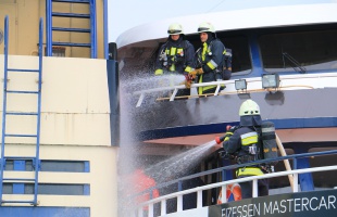 Füstölő katamaránról mentettek a Balatonon
